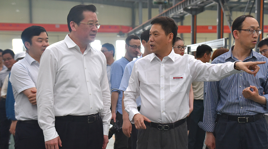 徐州市委常委、徐州经济技术开发区党工委书记王强参观升华电梯“无人化工厂”(图4)