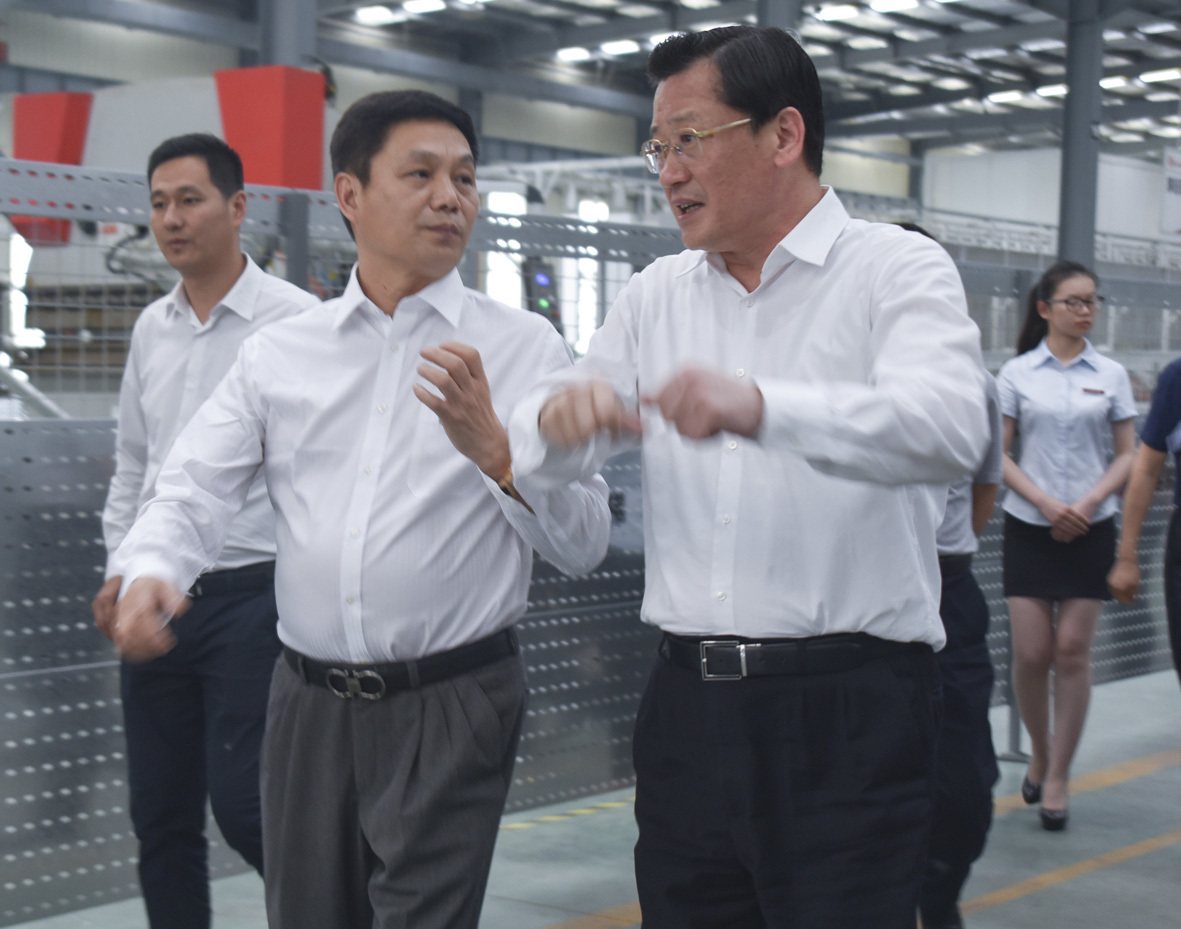 徐州市委常委、徐州经济技术开发区党工委书记王强参观升华电梯“无人化工厂”(图1)