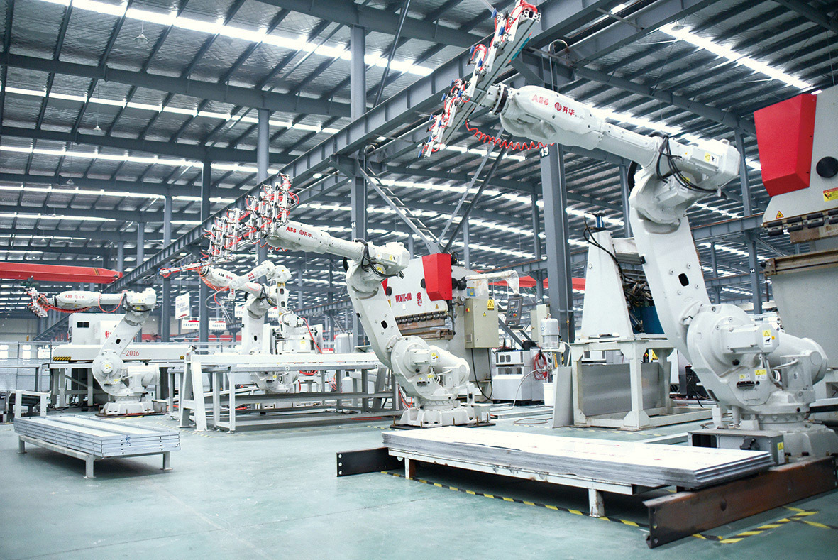 徐州市委常委、徐州经济技术开发区党工委书记王强参观升华电梯“无人化工厂”(图2)