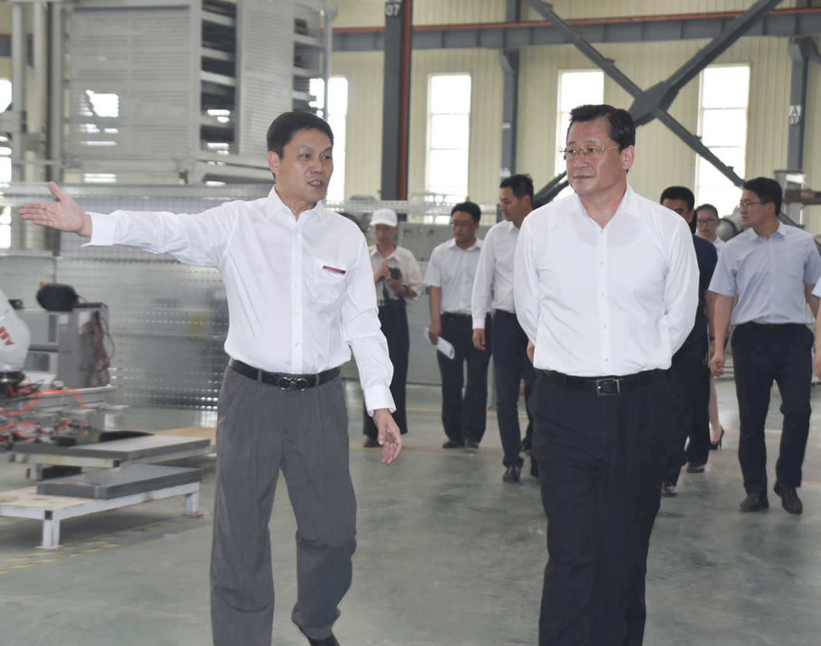 徐州市委常委、徐州经济技术开发区党工委书记王强参观升华电梯“无人化工厂”(图3)