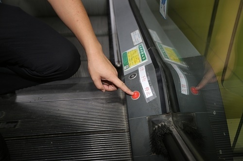 收藏！自动扶梯的内部结构视频请查收！乘坐扶梯请看好扶稳！(图2)